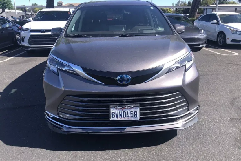 2021 Toyota Sienna Platinum photo 1