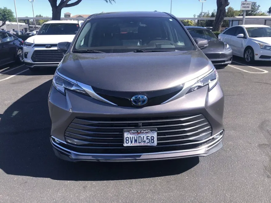 2021 Toyota Sienna Platinum photo 1