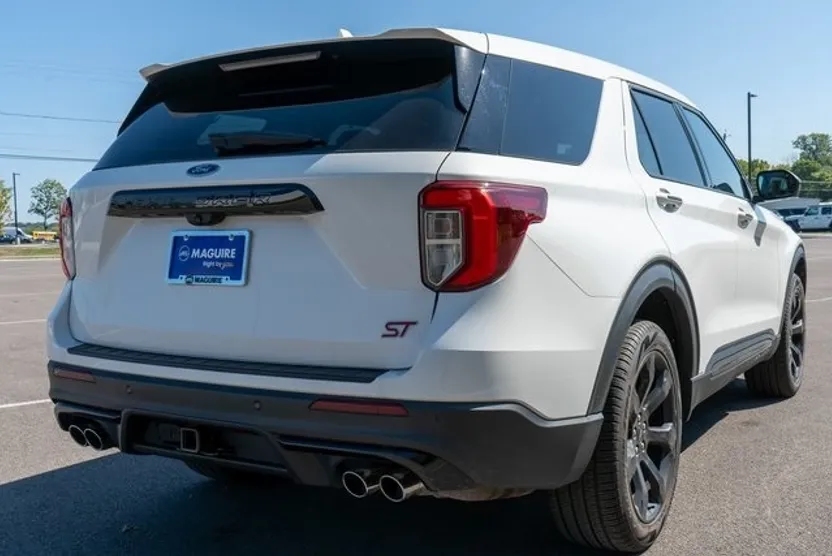 2022 Ford Explorer ST photo 1