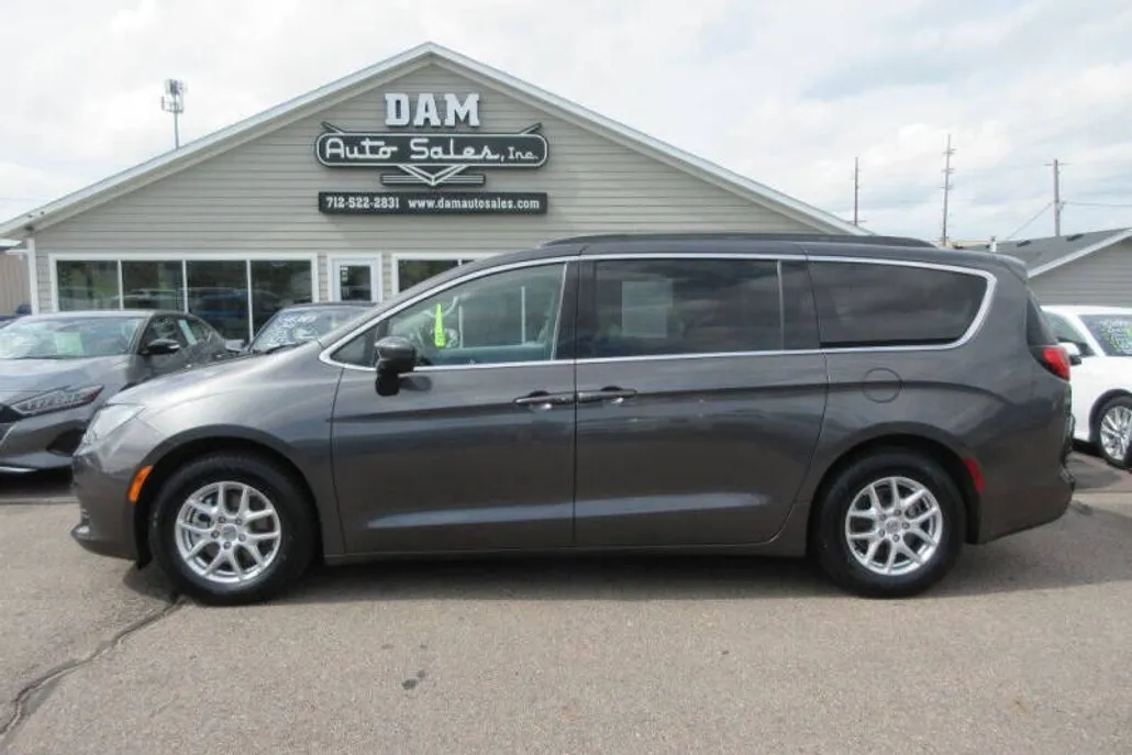 2021 Chrysler Voyager LXi photo 1