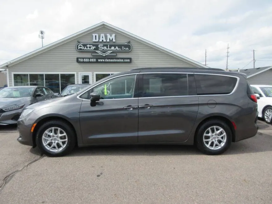 2021 Chrysler Voyager LXi photo 1