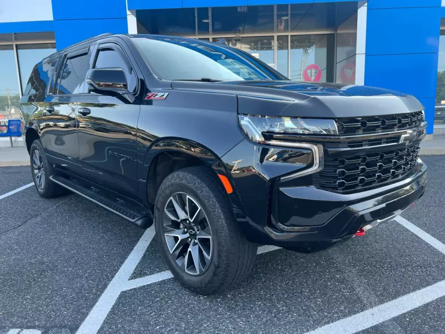 2023 Chevrolet Suburban Z71 photo 1