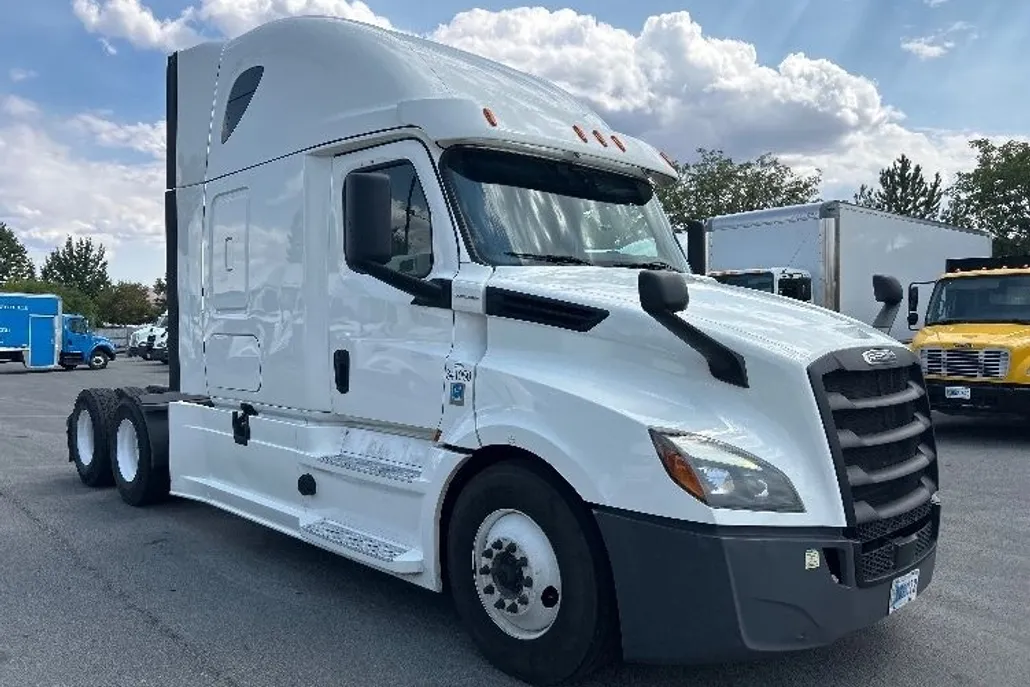 2020 Freightliner Cascadia 126" Sleeper Cab photo 1