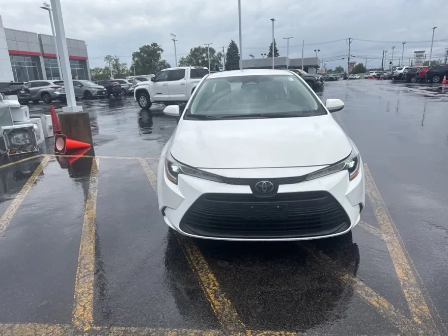 2024 Toyota Corolla LE photo 1