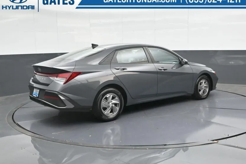 2025 Hyundai Elantra SE photo 1