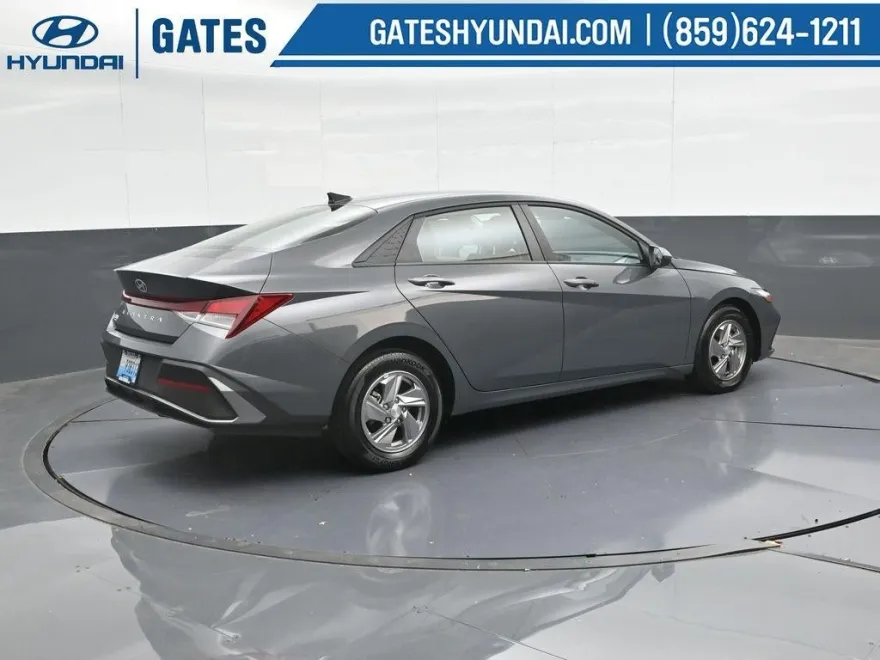 2025 Hyundai Elantra SE photo 1