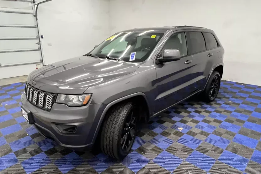 2017 Jeep Grand Cherokee Altitude photo 1