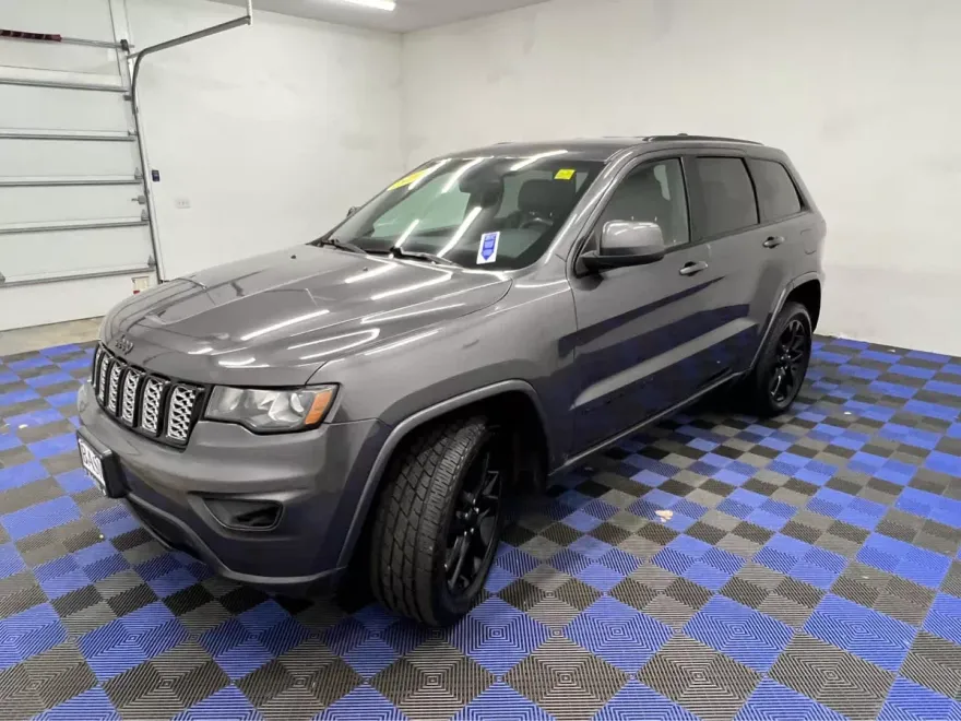 2017 Jeep Grand Cherokee Altitude photo 1