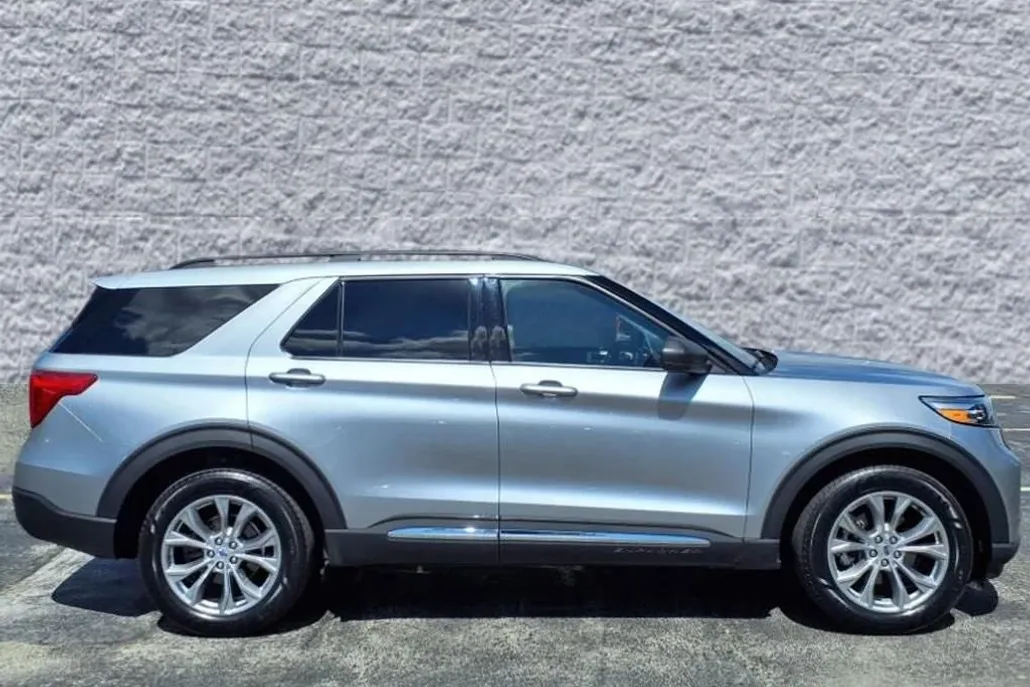 2022 Ford Explorer XLT photo 1