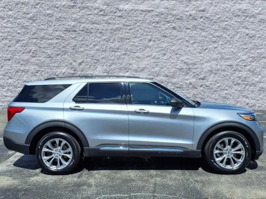 2022 Ford Explorer XLT photo 1