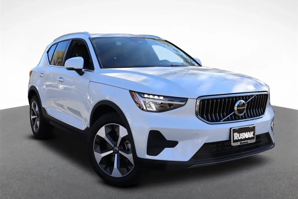 2025 Volvo XC40 Core photo 1