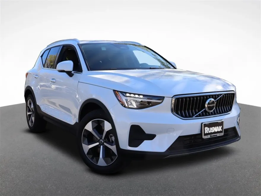 2025 Volvo XC40 Core photo 1
