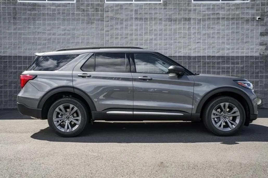 2025 Ford Explorer photo 1