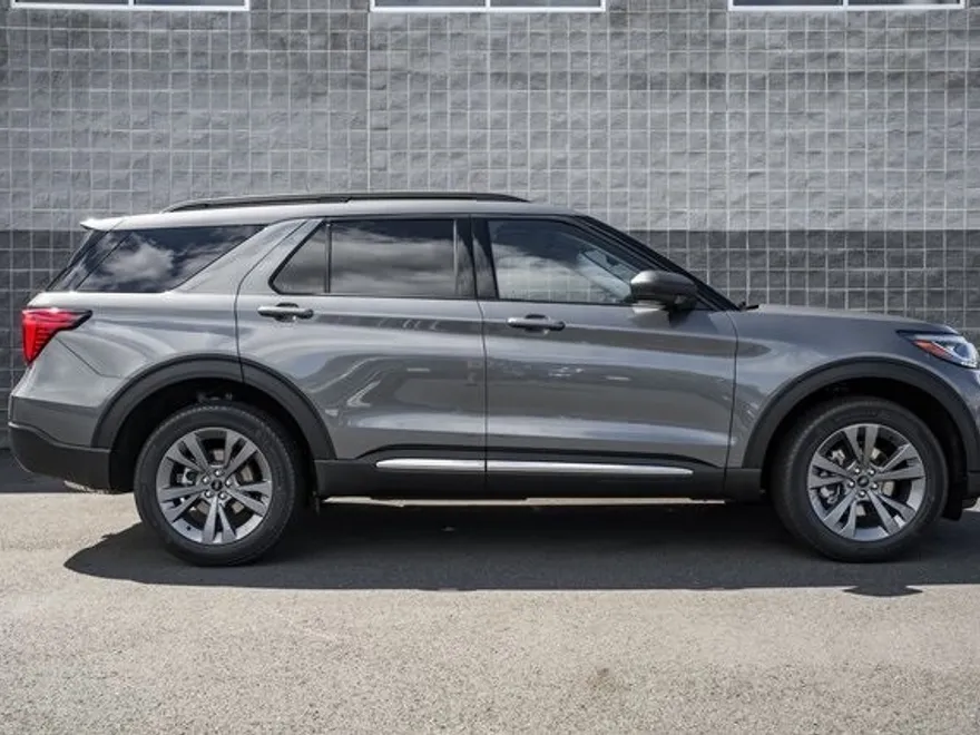 2025 Ford Explorer photo 1