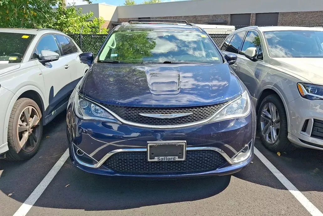 2017 Chrysler Pacifica Touring Plus photo 1
