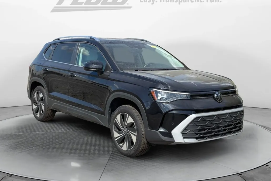 2025 Volkswagen Taos SE photo 1