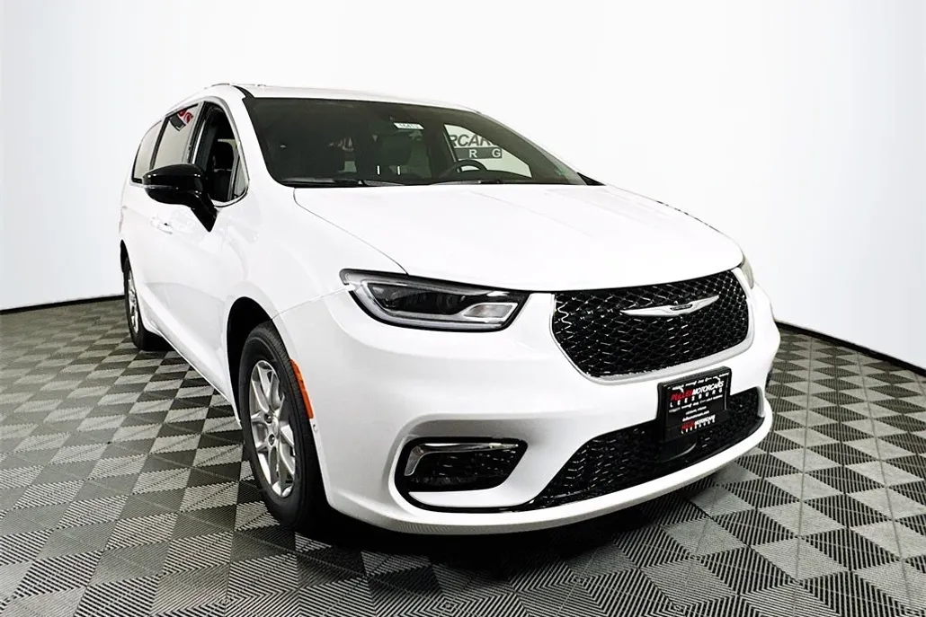2026 Chrysler Pacifica photo 1