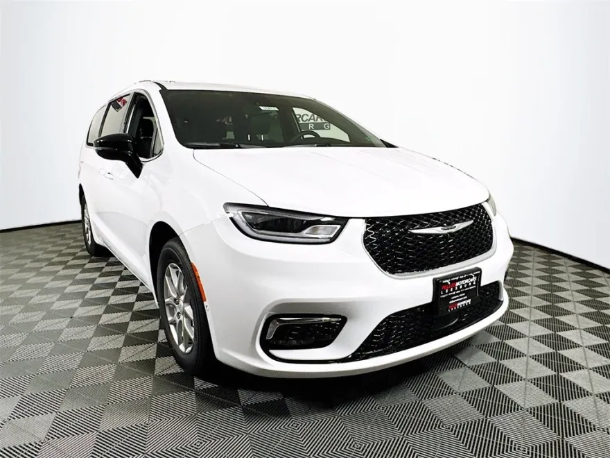 2026 Chrysler Pacifica photo 1