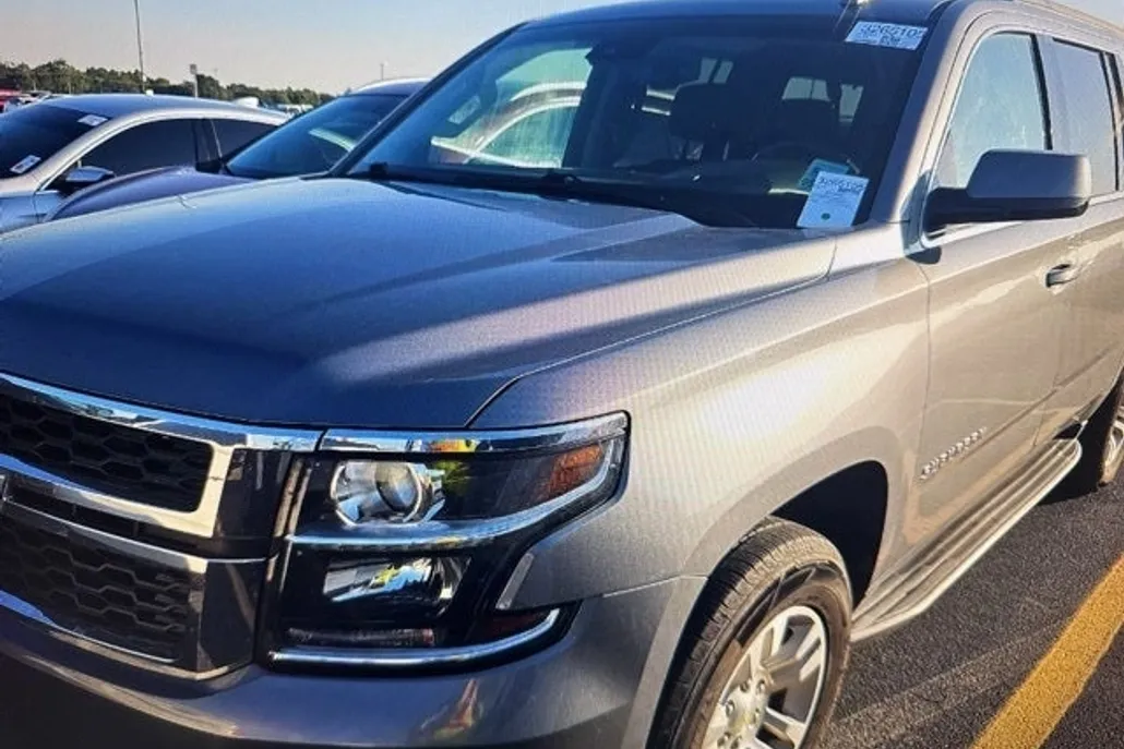 2019 Chevrolet Suburban LT photo 1
