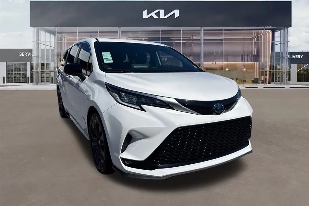 2023 Toyota Sienna XSE photo 1