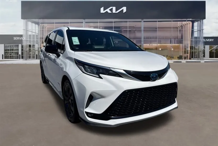 2023 Toyota Sienna XSE photo 1
