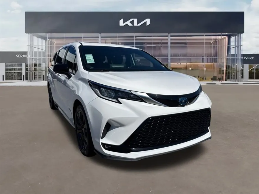 2023 Toyota Sienna XSE photo 1