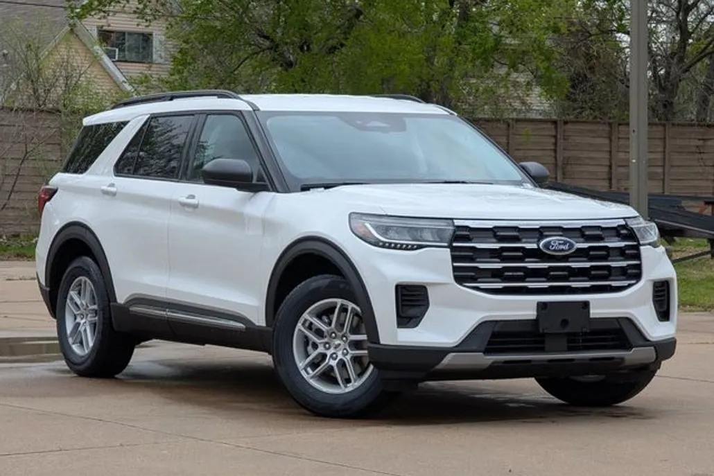 2025 Ford Explorer photo 1