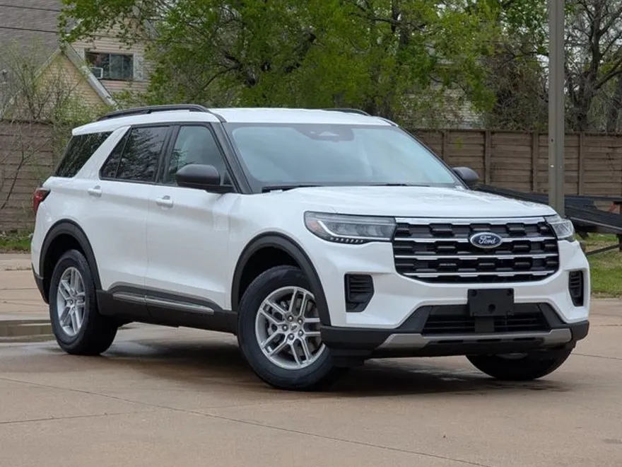 2025 Ford Explorer photo 1