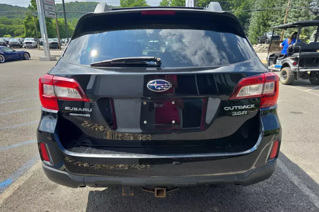 2015 Subaru Outback 3.6R Limited photo 1