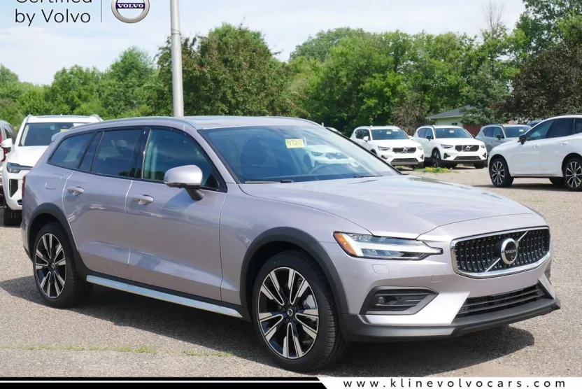 2026 Volvo V60 Cross Country photo 1