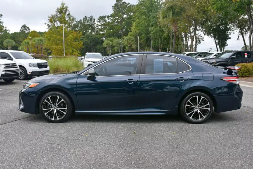 2018 Toyota Camry SE photo 1