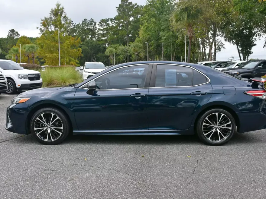 2018 Toyota Camry SE photo 1