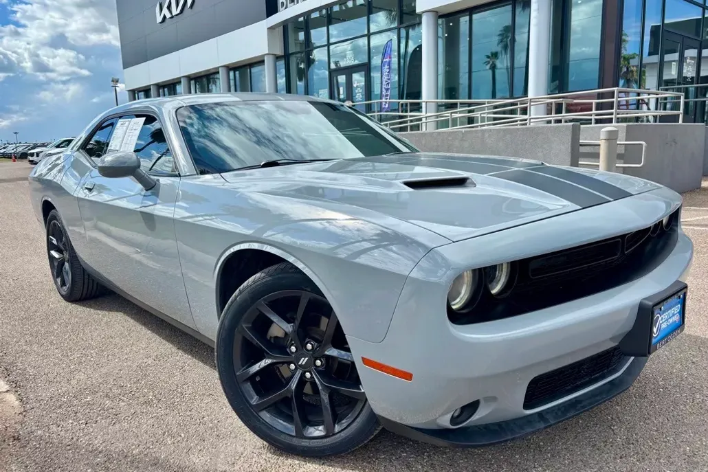 2022 Dodge Challenger SXT photo 1