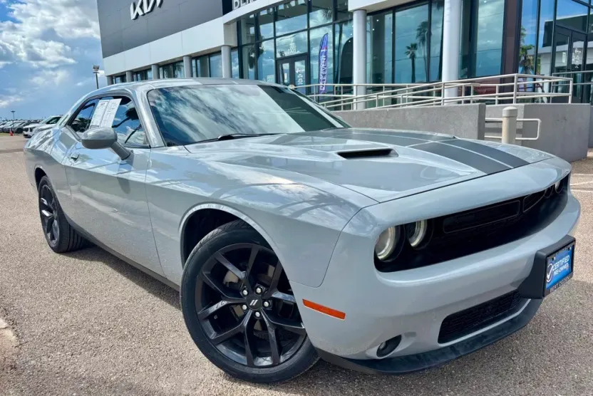 2022 Dodge Challenger SXT photo 1
