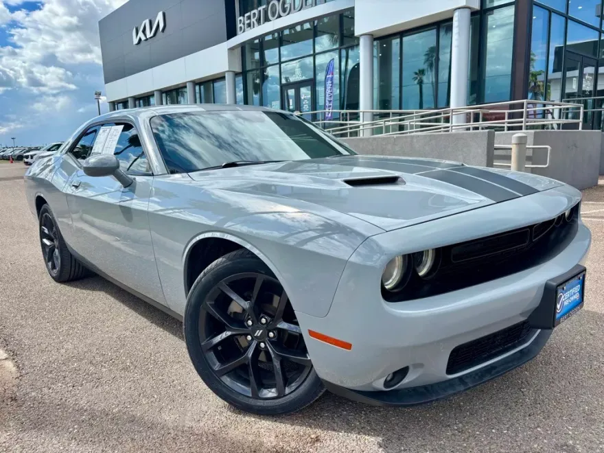 2022 Dodge Challenger SXT photo 1