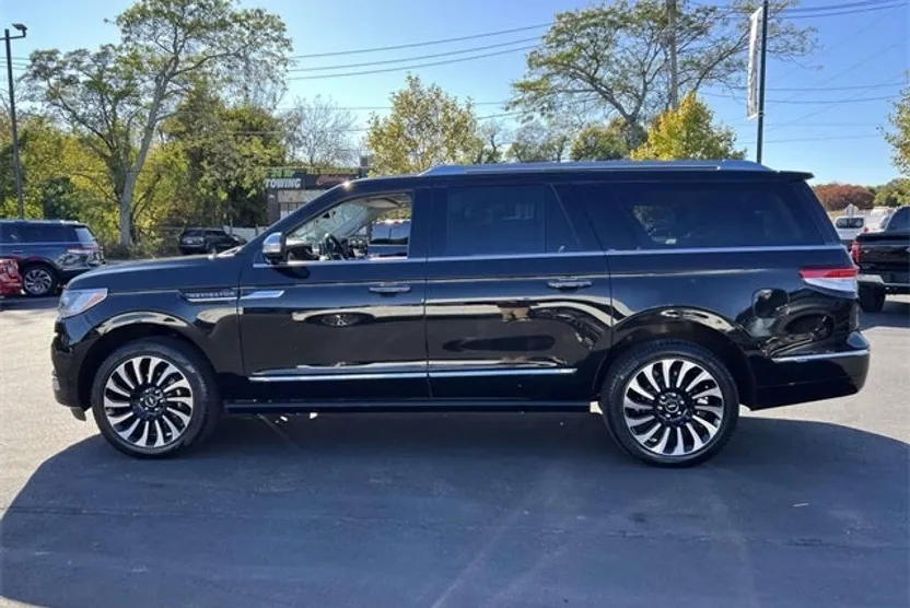 2022 Lincoln Navigator Black Label photo 1