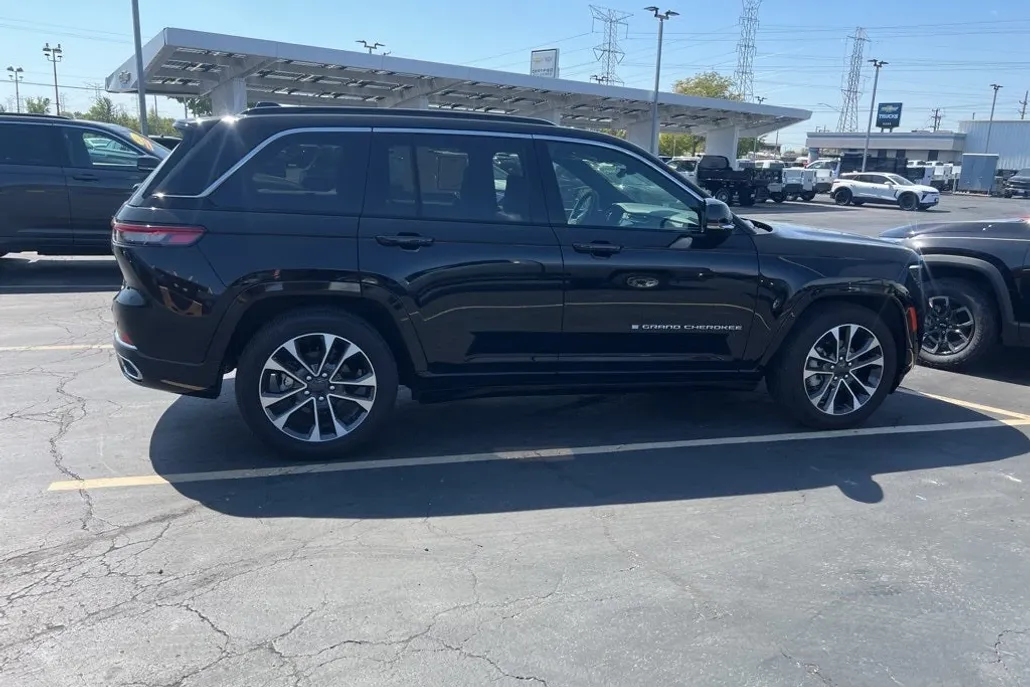 2024 Jeep Grand Cherokee Overland photo 1