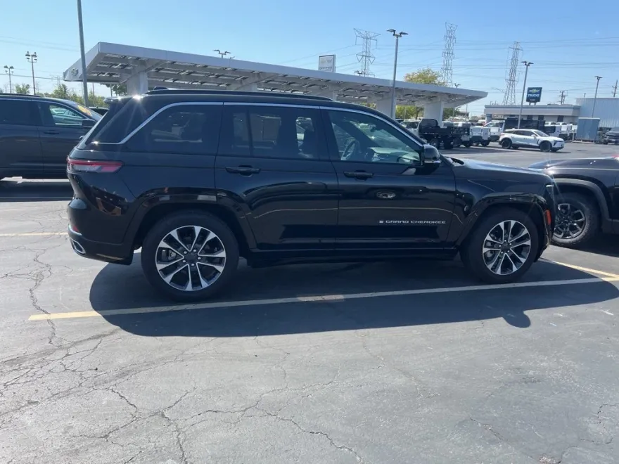 2024 Jeep Grand Cherokee Overland photo 1
