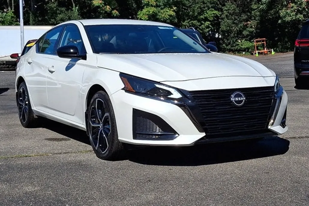 2025 Nissan Altima SR photo 1