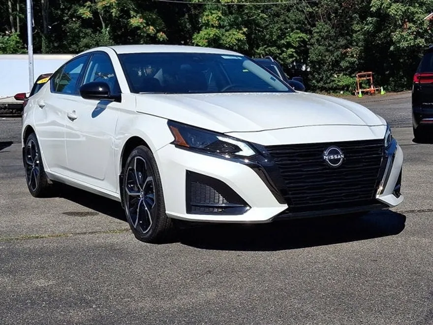 2025 Nissan Altima SR photo 1
