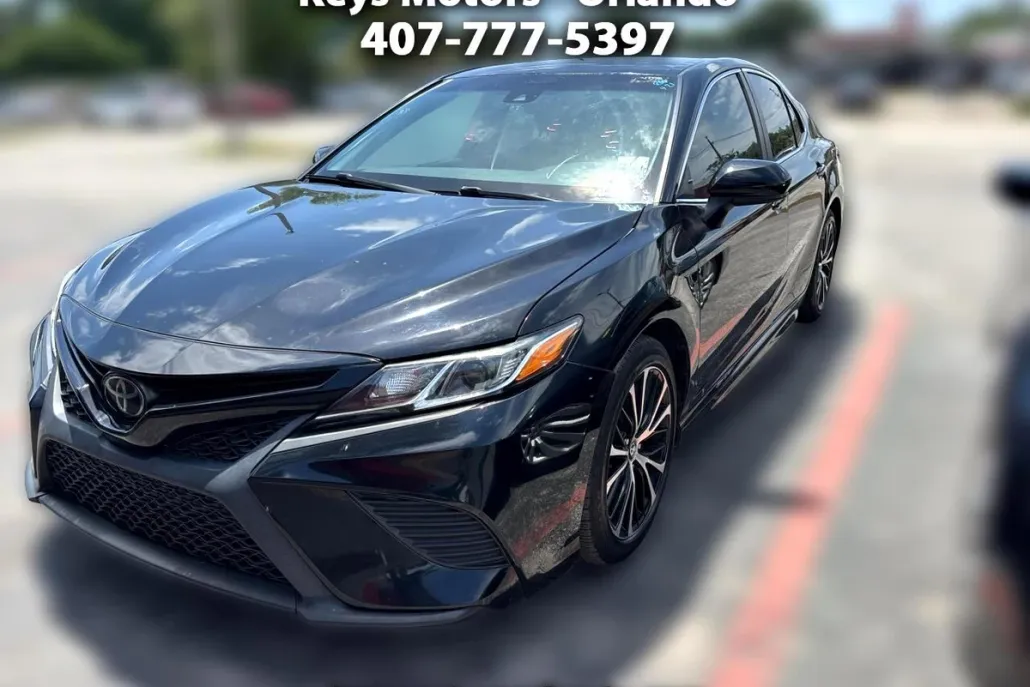 2020 Toyota Camry SE photo 1