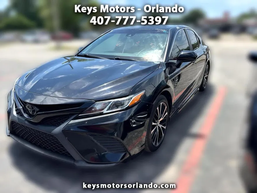 2020 Toyota Camry SE photo 1