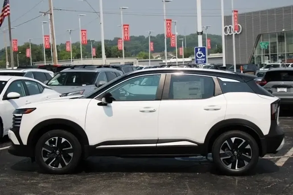 2025 Nissan Kicks SV photo 1