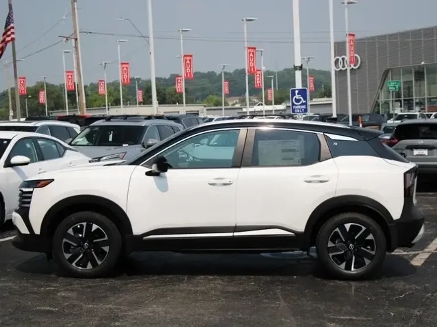 2025 Nissan Kicks SV photo 1