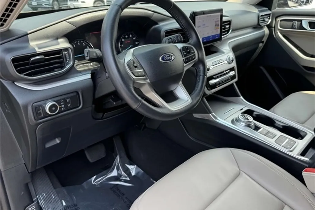 2023 Ford Explorer XLT photo 1