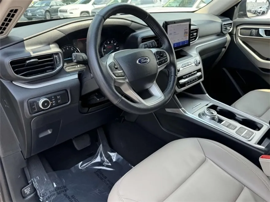 2023 Ford Explorer XLT photo 1