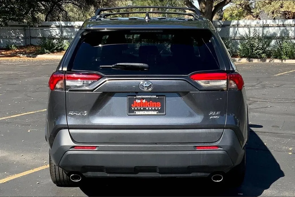 2020 Toyota RAV4 XLE photo 1