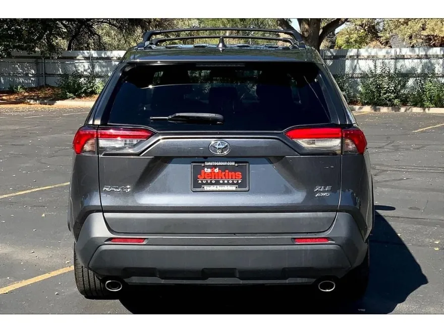 2020 Toyota RAV4 XLE photo 1