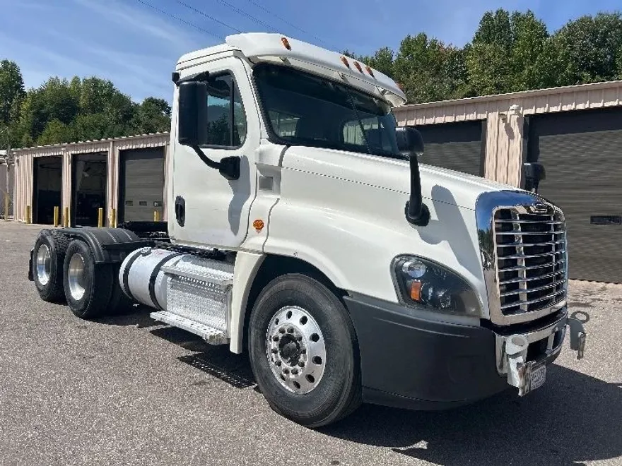 2017 Freightliner Cascadia 125" Sleeper Cab photo 1