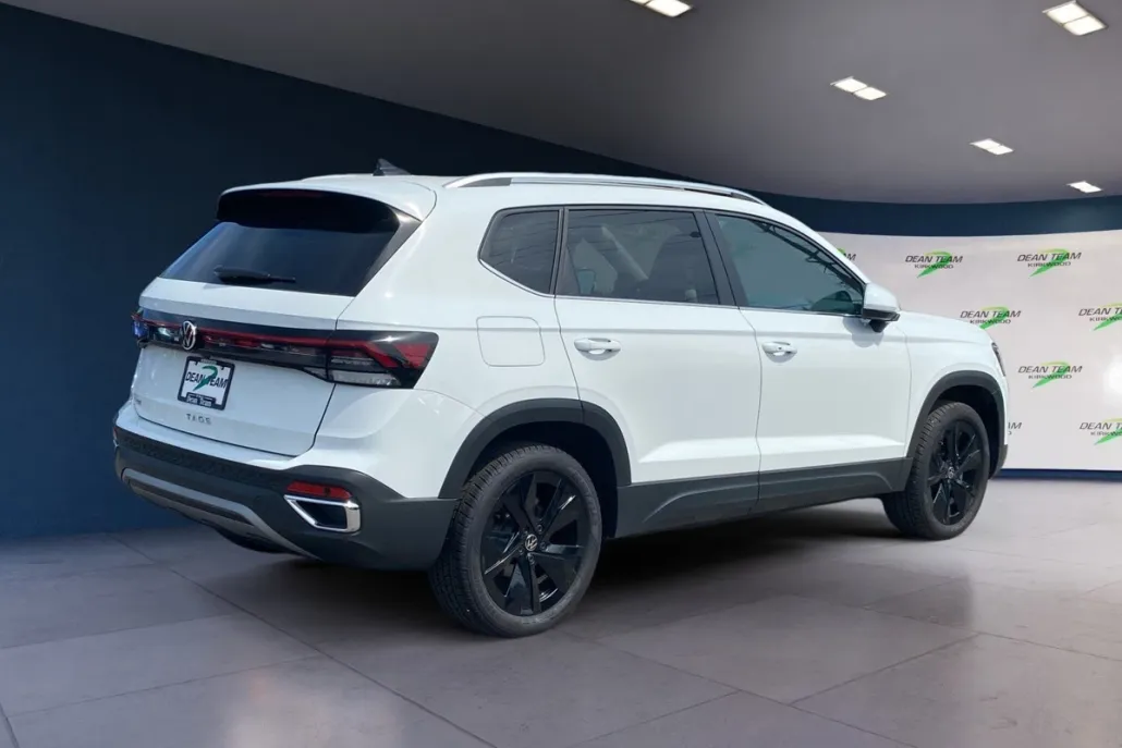 2025 Volkswagen Taos SE photo 1